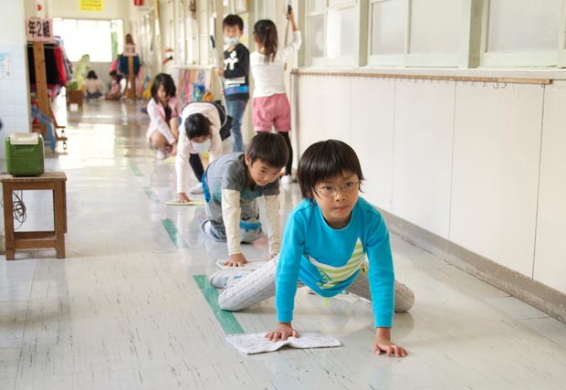 Alunos ajudam em limpeza de escola no Japão (Foto: Marcelo Hide/BBC)