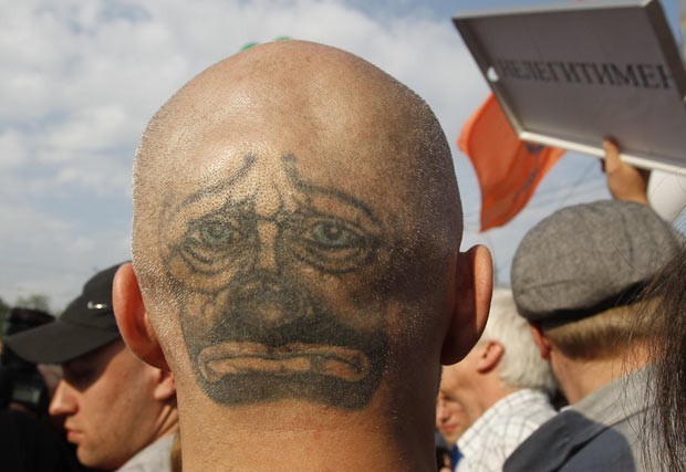 No dia 6 de maio, um homem exibiu um ‘segundo rosto’ com uma tatuagem na parte de trás da cabeça. Ele participava de um protesto da oposição no centro de Moscou, no Rússia. (Foto: Denis Sinyakov/Reuters)