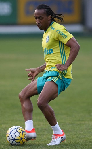 Defesa pede suspensão de punição preventiva para Arouca voltar a jogar