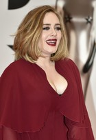Adele abusa do decote e quase mostra demais no BRIT Awards