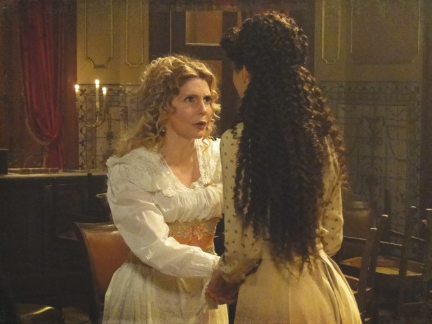 Diva se abre e conta que tem um filho, que está em um colégio interno (Foto: Lado a Lado / TV Globo) Diva se abre e conta que tem um filho, que está em um colégio interno (Foto: Lado a Lado / TV Globo)