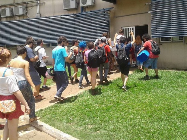 Alunos ocupam a Reitoria da UFG contra a PEC 241, em Goiânia, Goiás (Foto: Facebook/DCE UFG)