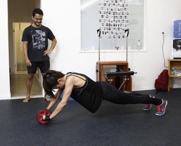 Nanda Costa usa rodinha para exercitar o abdômen (Foto: Fábio Rocha / Gshow)