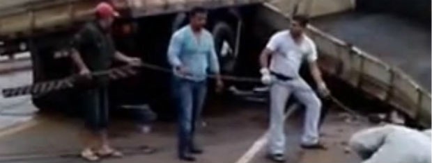 As imagens do resgate foram feitas por um cinegrafista amador. (Foto: Reprodução/Youtube)
