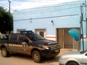 Delegacia de Polícia Civil de São Gonçalo do Amarante, na Grande Natal, funciona com apenas um carro reserva (Foto: Anderson Barbosa/G1)