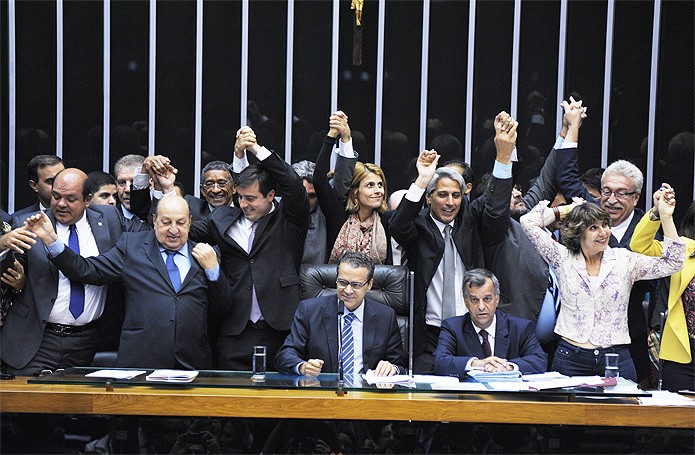 Deputados celebram a aprovação do Marco Civil, que começou a tramitar na Câmara em 2011 (Foto: Luis Macedo/Agência Câmara)