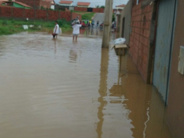 Água da chuvas invade e alaga casas em Ja´´iba (Foto: Wanderson  Dias Silva/Arquivo Pessoal)