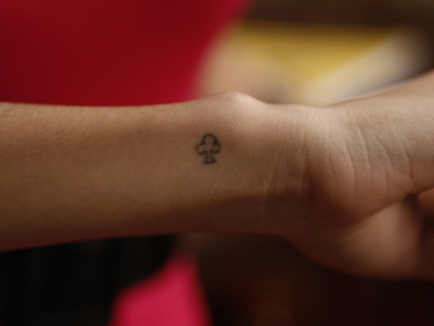 1ª tatuagem de Carol foi uma homenagem à mãe (Foto: Raphael Dias/Gshow)