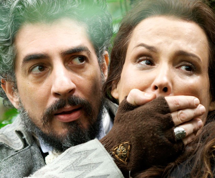Ariel contém Emília, para que Bento não a veja (Foto: TV Globo) Ariel contém Emília, para que Bento não a veja (Foto: TV Globo)