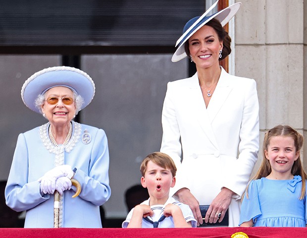Rainha Elizabeth, Kate Middleton e os filhos, Príncipe Louis, Princesa Charlotte e Príncipe George  (Foto: Getty Images)