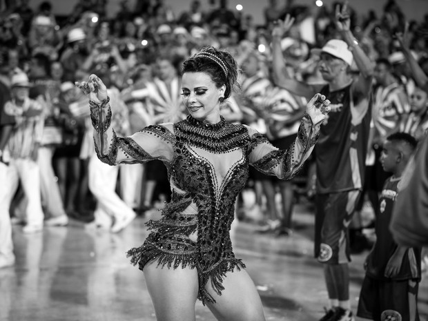 Atriz, Viviane Araújo admite que encontra dificuldades para conciliar trabalho e desfiles: 'Está um pouco complicado, mas a escola entende'. (Foto: Rodrigo Gorosito/G1) Atriz, Viviane Araújo admite que encontra dificuldades para conciliar trabalho e desfiles: 'Está um pouco complicado, mas a escola entende'. (Foto: Rodrigo Gorosito/G1)