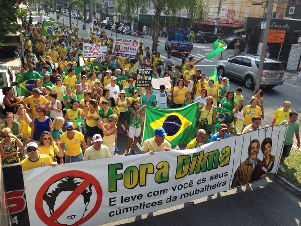 Protesto em Santos junta moradoradores  (Foto: Mariane Rossi / G1 )
