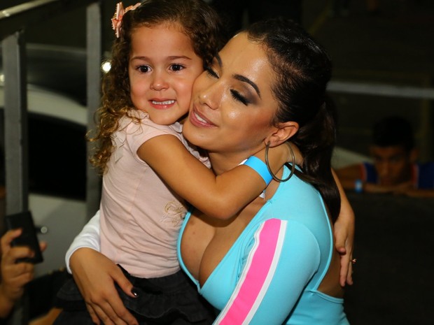 Anitta com fã antes de show na Zona Norte do Rio (Foto: Marcello Sá Barreto/ Ag. News)