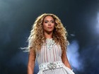 Beyoncé exibe curvas em show em sua cidade natal