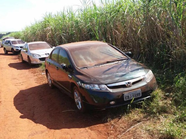Carros usados em maga-assalto foram encontradosa em Ribeirão Preto, SP (Foto: Lincoln Fernandes)