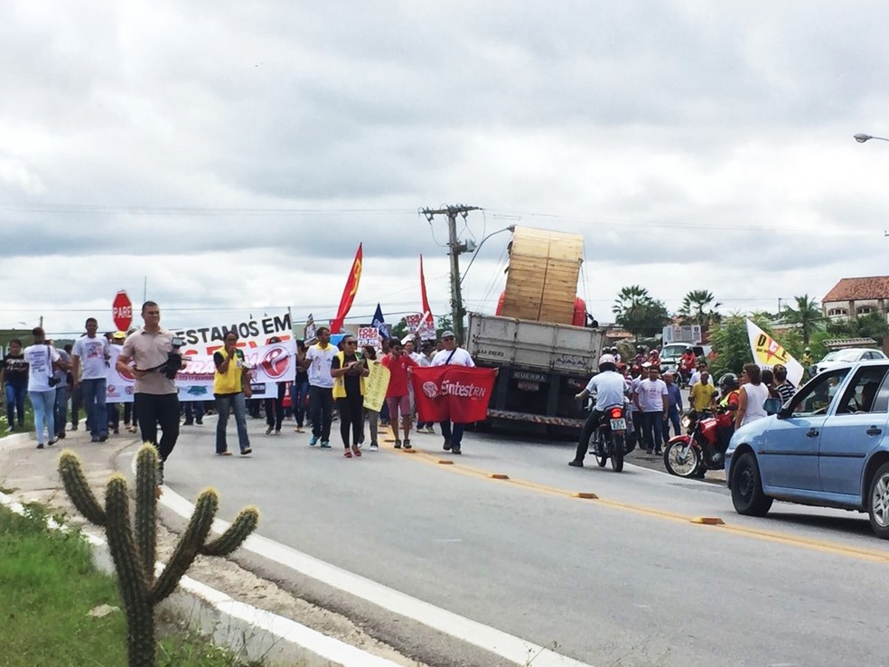 Em Currais Novos, manifestantes bloquearem trecho da BR-226 (Foto: Jean Sousa)