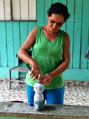 Repelente é feito com álcool e citronela e, segundo a família, é eficaz  (Foto: Jhonatas Fabrício/Arquivo pessoal )