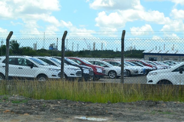 Carros da Ford queimados em Camaçari, na Bahia (Foto: Everaldo Lins/Visão Diária)