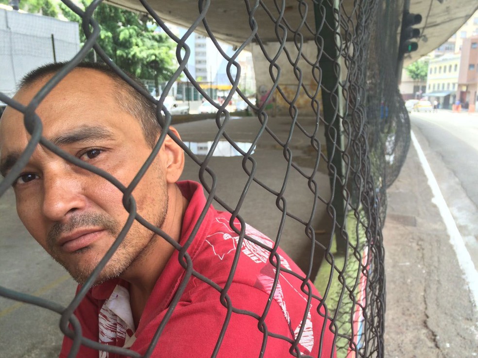 Márcio Carneiro da Silva está morando em quadra de futebol debaixo do viaduto em SP (Foto: Will Soares/G1)