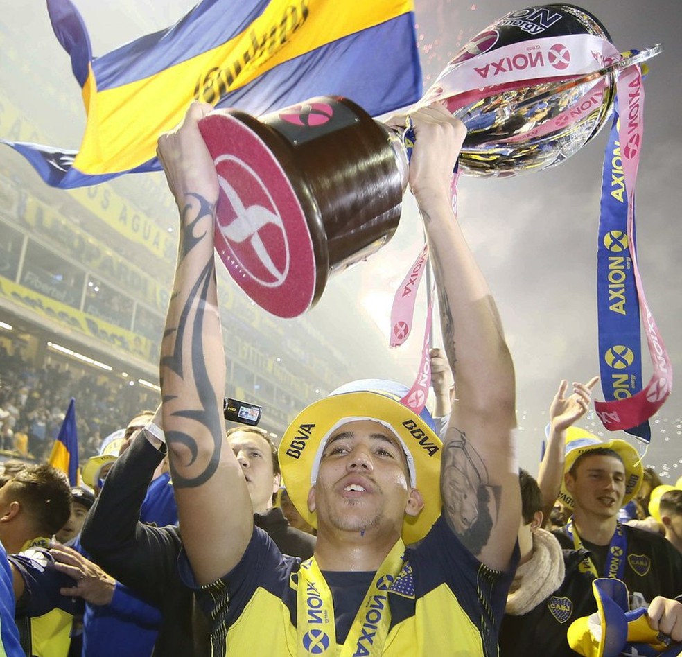 Centurión ergue a taça de campeão argentino (Foto: Divulgação/Boca Juniors)