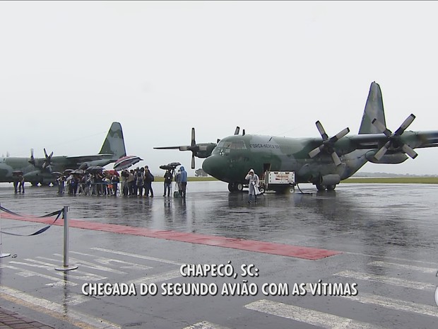 Aviões da FAB chegaram a Chapecó com corpos de vítimas (Foto: Reprodução/RBS TV)