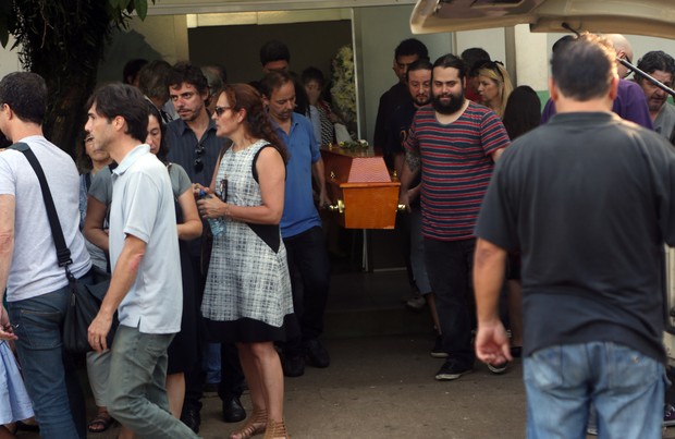 Caixão de Flávio Guarnieri deixa velório (Foto: Iwi Onodera / Ego)