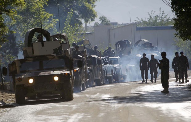 Soldados do Exército Nacional Afegão patrulham a vila de But Khak. A segurança do país será entregue às forças nacionais até meados de 2013 (Foto: Omar Sobhani/Reuters) Soldados do Exército Nacional Afegão patrulham a vila de But Khak. A segurança do país será entregue às forças nacionais até meados de 2013 (Foto: Omar Sobhani/Reuters)