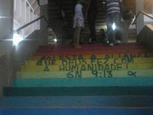 Escadaria do CCH pichada com passagem bíblica (Foto: Divulgação) Escadaria do CCH pichada com passagem bíblica (Foto: Divulgação)