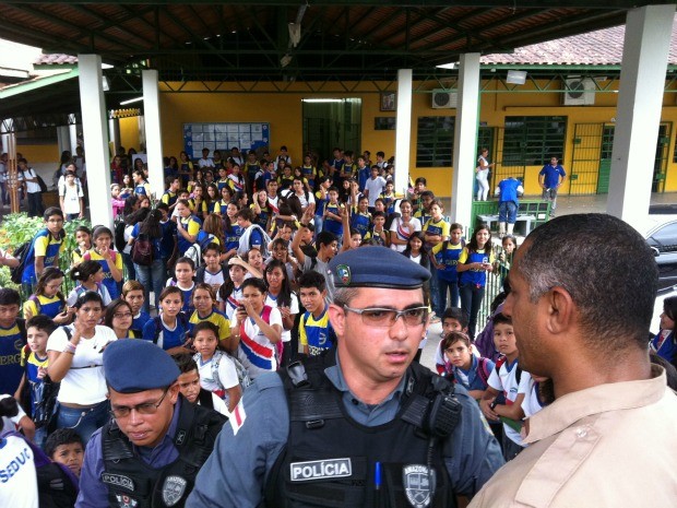 Alunos ocupam pátio da Escola Estadual Raimundo Gomes Nogueira após suspensão de aulas (Foto: Camila Henriques/G1 AM)
