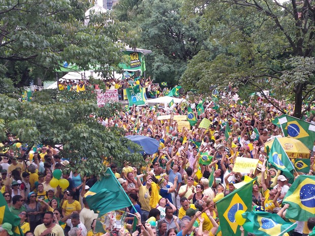 BELO HORIZONTE - As cores verde e amarelo e bandeiras do Brasil prevalecem no ato na Praça da Liberade  (Foto: Pedro Ângelo/ G1)