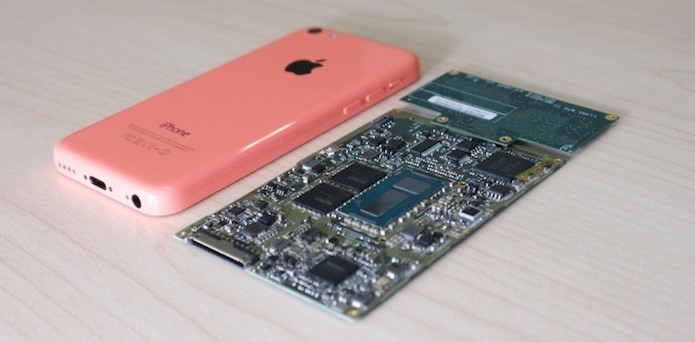 Nova placa mãe da Intel lado a lado com um iPhone 5C (Foto: Reprodução/The Next Web)