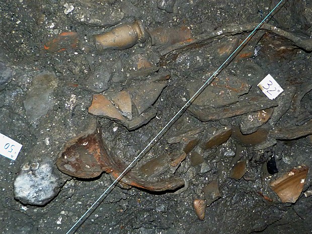 Ânforas (potes de barro) no chão do sítio arqueológico (Foto: Jair Rattner/BBC Brasil)