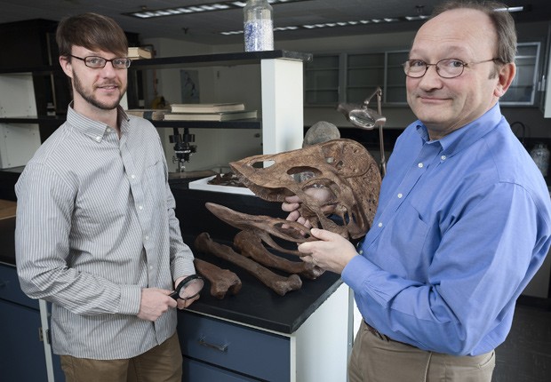  Tyler Lyson (esquerda) e Hans Sues, ambos do Instituto Smithsonian, mostram o crânio reconstruído do dinossauro Anzu wyliei  (Foto: AP Photo/Smithsonian Institution, Brittany M. Hance)