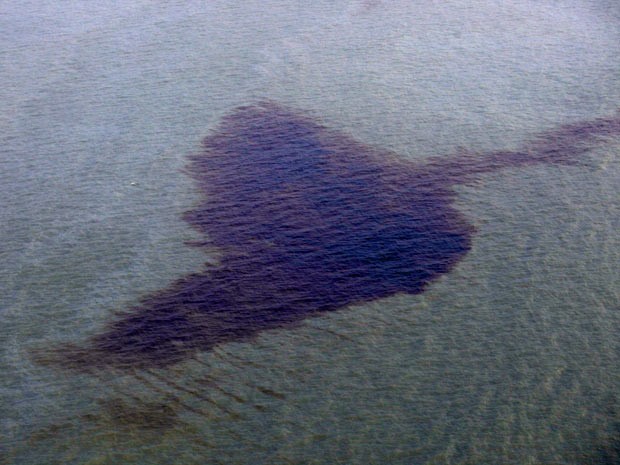 Imagem divulgada nesta terça-feira (27) mostra uma mancha de petróleo nas proximidades do Delta do rio Niger, na Nigéria, na última segunda-feira (26). De acordo com a empresa anglo-holandesa Shell, o vazamento de petróleo na costa do país foi amplamente  (Foto: Sunday Alamba/AP)
