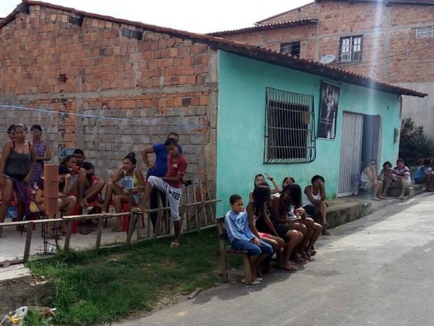 Velório ocorre no bairro da Vila Isabel, a pedido do pai da criança (Foto: Danilo Quixaba)