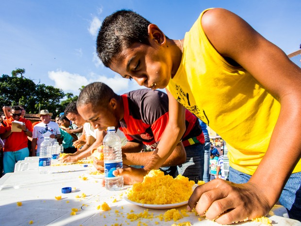 Concurso de comer cuscuz também foi uma das atrações (Foto: Jonathan Lins/G1)