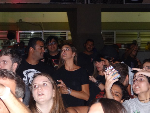 Bruna Marquezine se diverte em show de Miley Cyrus no Rio (Foto: Ag. News)