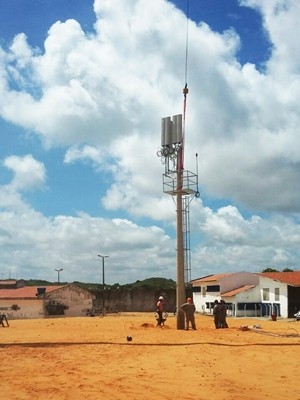 Em Alcaçuz, guindaste deu início ao trabalho de fixação das torres que sustentarão os bloqueadores de celular   (Foto: PM/Divulgação)