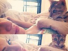 Renatinha é acordada por gatinho de estimação e faz selfie de camisola