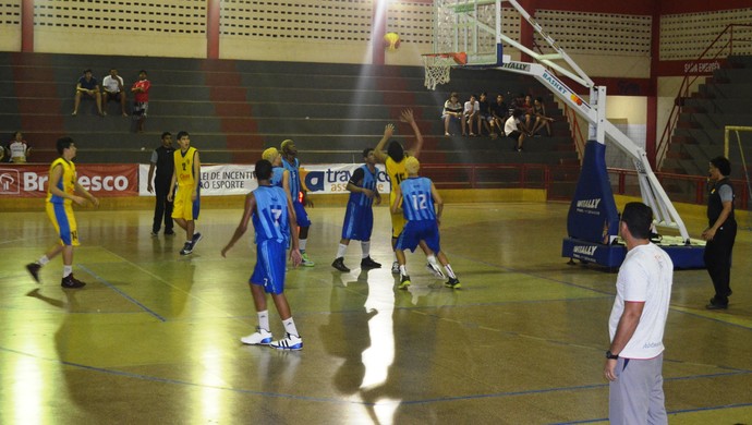 Lance do jogo entre Espírito Santo e Amapá, semifinal do Sub-15 de basquete 2ª divisão (Foto: Wellington Costa/GE-AP)