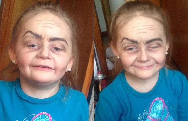 Menina havia pedido para usar maquiagem, mas tia decidiu fazer uma brincadeira (Foto: Reprodução/Twitter)