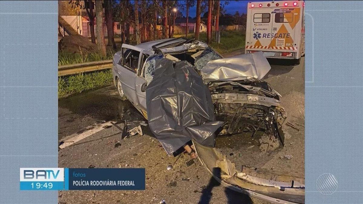 Motorista Morre Ap S Bater Em Carreta E Ser Arremessado De Carro Na Br