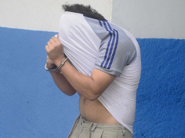 Universitário foi preso após roubar carro de taxista em Guarapari, neste sábado (26) (Foto: Ricardo Vervloet/ A Gazeta)