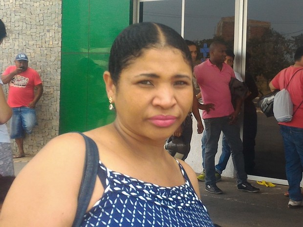 Luzelira Martins de Araújo, de 37anos, dizze que soube do acidente com a irmã pela internet, em Senador Canedo, em Goiás (Foto: Vanessa Martins/G1)