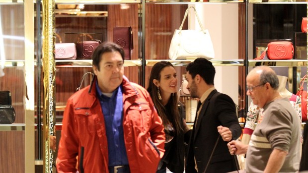 Fausto Silva faz compras e passeia com a esposa em shopping (Foto: Johnson parraguez-photorionews)
