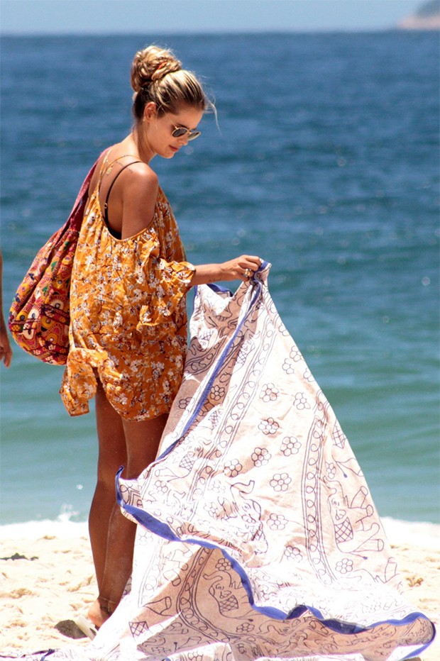 Yasmin Brunet na Praia de Ipanema com amiga, no Rio de janeiro (Foto: AgNews) Yasmin Brunet na Praia de Ipanema com amiga, no Rio de janeiro (Foto: AgNews)