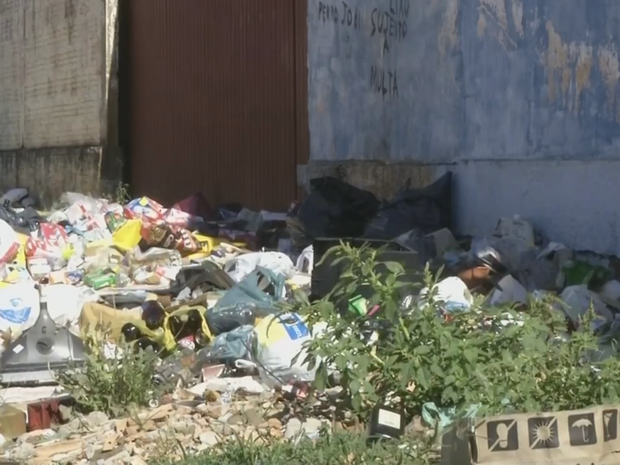 Lixo incomoda moradores da Vila Camargo II, em Itapeva (Foto: Reprodução/TV TEM)