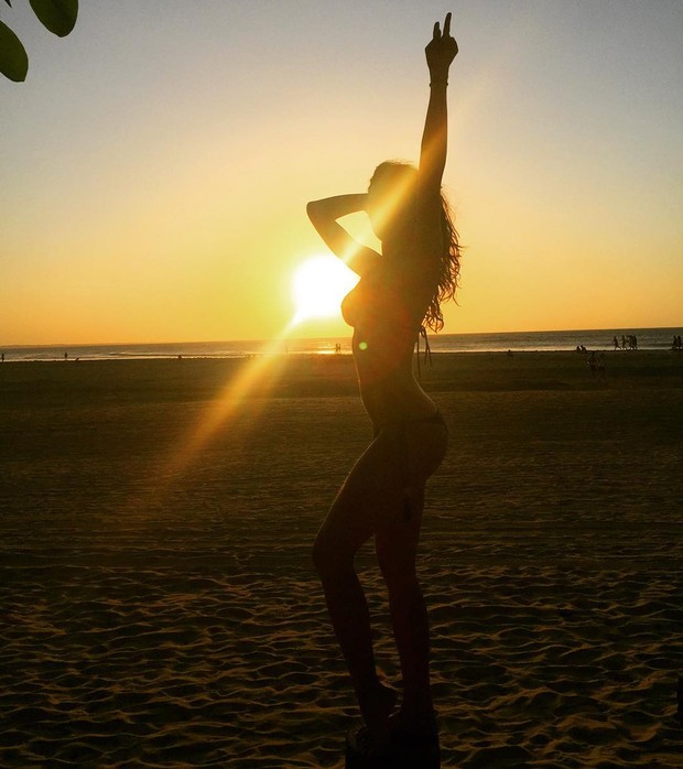 Thaila Ayala posa em pôr do sol no Ceará neste sexta-feira, 11 (Foto: Reprodução/Instagram)