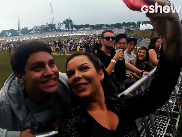 Fernanda Souza faz selfie com público do Lollapalooza (Foto: Gshow)