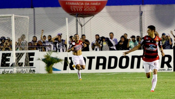 Badé comemora gol do Campinense (Foto: Leonardo Silva / Jornal da Paraíba)